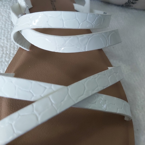 CL by Laundry white strappy sandals white flats Chinese Laundry y2k - Picture 12 of 13